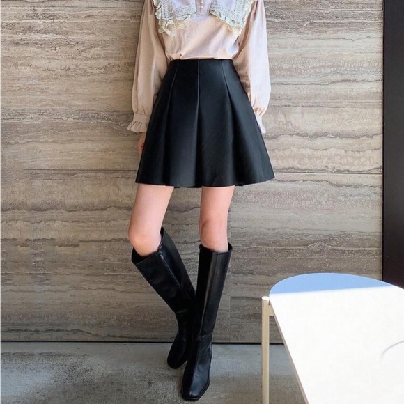 Pleated faux leather black skirt - Picture 5 of 5